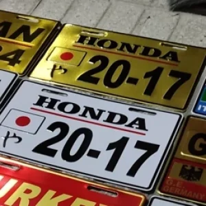 پلاک موتور سیکلت پاکشتی هوندا لوگو برجسته honda در دو رنگ طلایی و سفید پلاک موتور سیکلت پا کشتی گرینو دیو جوکر اسکوپی