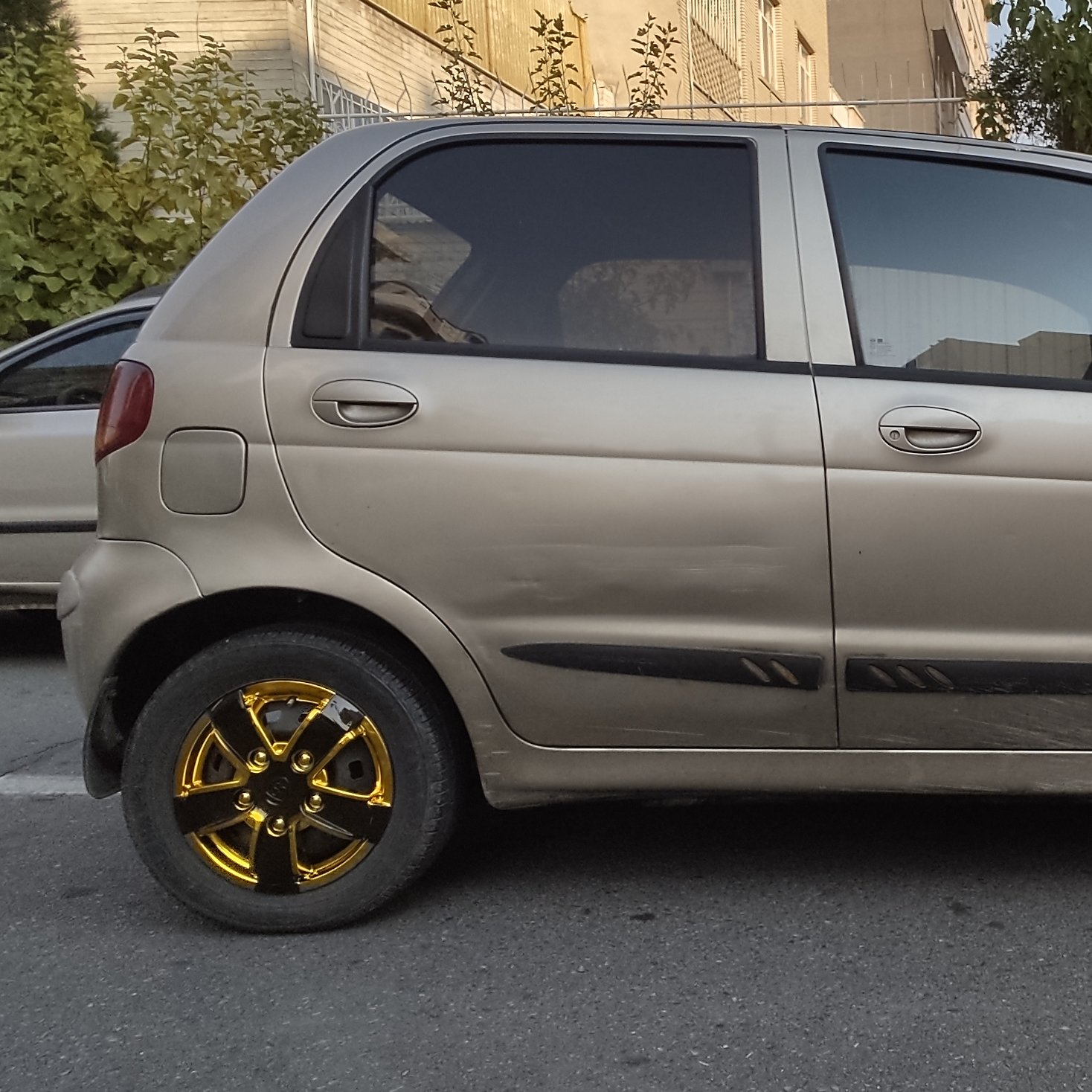 قالپاق اسپرت دوو ماتیز رنگ بژ طلایی سایز رینگ و لاستیک فابریک چرخ مدیر 13 اینچ