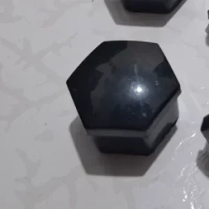 گل پیچ سایز 21 رنگ مشکی رو مهره چرخ ماشین گلپیچ خودرو